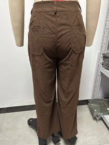 Dettaglio posteriore di pantaloni in velluto a coste marroni a vita alta con tasche