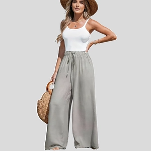 Completo estivo da donna in cotone e lino con canotta bianca e pantaloni larghi grigi