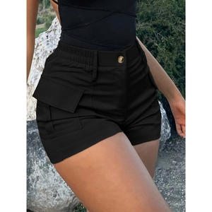 Zwarte cargo short voor dames met hoge taille, klepzak en gouden knoop details