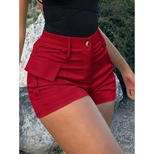 Rode cargo short met hoge taille, gouden knoop en grote zakken voor een outdoor uitstraling