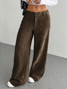 Dettaglio dei pantaloni in velluto a coste a vita alta con tasche quadrate anteriori