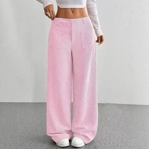 Dettaglio del tessuto in velluto a coste rosa su pantaloni a gamba larga a vita alta
