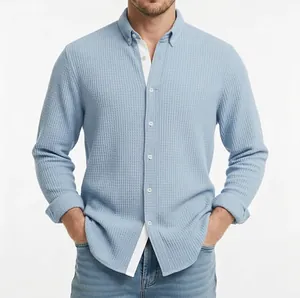 Dettaglio della trama a nido d'ape azzurra sulla camicia casual da uomo a maniche lunghe
