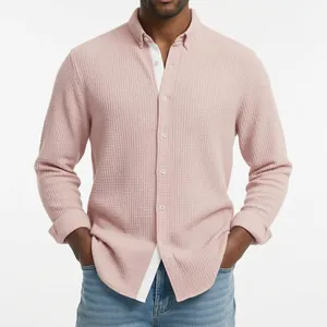 Dettaglio della trama in maglia a nido d'ape rosa e colletto button-down della camicia uomo