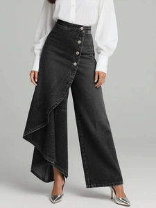 Détail du pantalon en jean délavé à taille haute avec superposition asymétrique et boutons