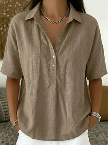 Vue détaillée de la texture du polo en lin kaki et de la patte de boutonnage à col