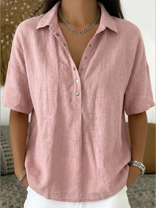 Détail d'une chemise rose en lin à manches courtes avec col à revers et boutons devant