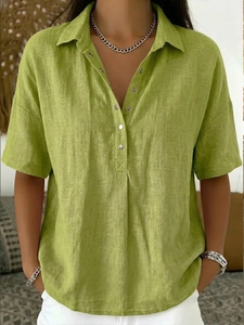 Gros plan sur une chemise en coton et lin vert herbe avec col polo à demi-boutons