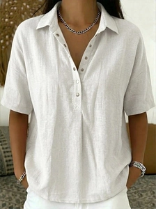 Détail d'une chemise en lin blanc avec col à revers et texture naturelle respirante