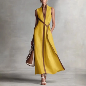 Elegante abito smanicato in cotone lino giallo con bordi marroni a contrasto e scollo a V