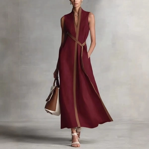 Elegante abito lungo senza maniche con scollo a V rosso scuro e finiture marroni a contrasto