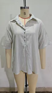 Détail de chemise ample à manches courtes avec demi-patte de boutonnage à quatre boutons