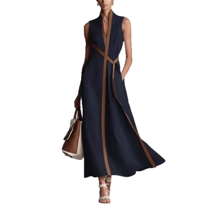 Elegante abito lungo senza maniche blu navy con scollo a V e cintura marrone in vita