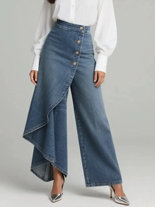 Vue détaillée du jean asymétrique taille haute avec volants et boutons métalliques