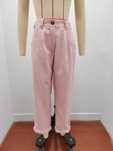 Detailansicht der rosa Cordhose mit hoher Taille, Knopfverschluss und plissiertem Bund