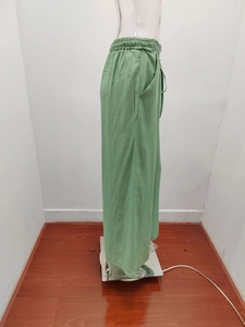 Dettaglio dei pantaloni a gamba larga a vita alta con coulisse elastica e tasche laterali