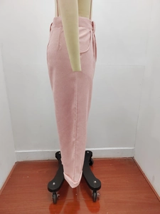 Detailansicht der hellrosa Cordhose mit vertikaler Rippenstruktur und dem Hosenaufschlag