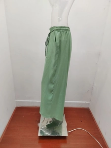 Dettaglio della vita alta elastica con coulisse e tasche laterali sui pantaloni a gamba larga
