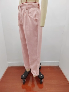 Detail der rosa Cordstruktur an der hoch taillierten weiten Hose mit Seitentaschen