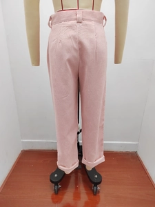 Detailansicht der rosa Cordhose mit hoher Taille und geradem Schnitt mit Saumumschlag