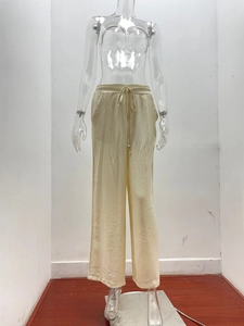 Dettaglio dei pantaloni a gamba larga a vita alta con coulisse elastica in vita