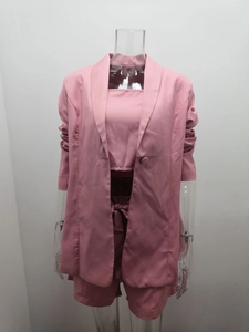 Completo rosa 3 pezzi con blazer lungo, canotta e pantaloncini a vita alta con fiocco