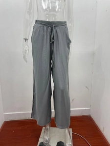 Dettaglio dei pantaloni larghi a vita alta con fascia elastica e cordino regolabile