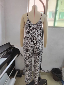 Dettaglio di una tuta estiva con stampa leopardata alla moda e sottili spalline sottili