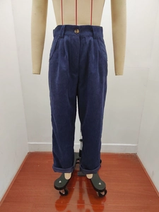 Detailansicht der dunkelblauen Cordhose mit hoher Taille und Textur am Saum