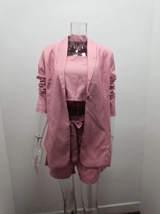Dettaglio completo 3 pezzi rosa da donna con blazer, top corto e pantaloncini con cintura