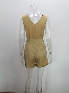 Dettaglio del retro della tutina kaki con scollo a V e cintura in tessuto coordinata