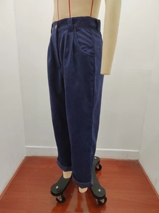 Detailansicht der dunkelblauen Cordhose mit hoher Taille und gerader Beinstruktur