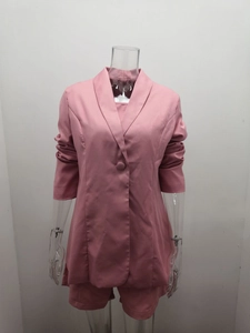 Dettaglio del set blazer rosa polvere con chiusura a bottone singolo e pantaloncini a vita alta