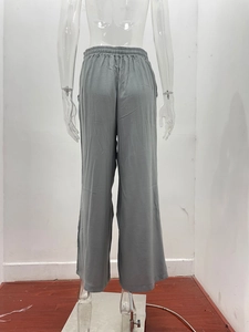 Vista posteriore dei pantaloni larghi grigi a vita alta con fascia elastica arricciata