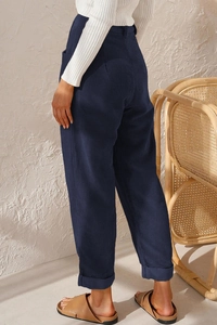 Detail der dunkelblauen Cordhose mit vertikaler Rippenstruktur und umgeschlagenem Saum