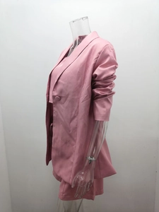 Dettaglio del completo tre pezzi rosa chiaro con maniche arricciate e revers classico