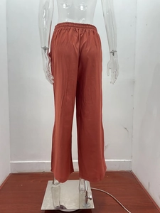 Dettaglio della vita alta elastica con coulisse sui pantaloni larghi casual rosso mattone