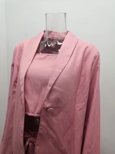 Vista frontale dettagliata di un completo rosa a tre pezzi con blazer, gilet e pantaloncini