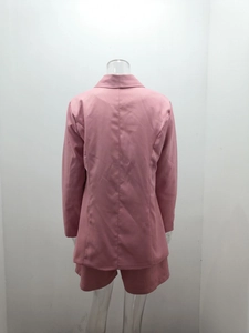 Vista posteriore del completo blazer e pantaloncini rosa su manichino con taglio sfiancato