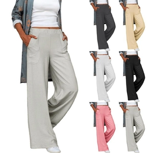 Dettaglio della vita alta elastica e del tessuto testurizzato dei pantaloni larghi multicolore