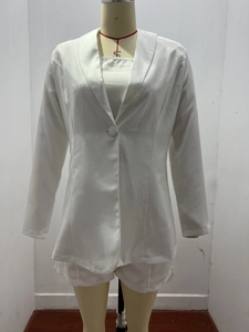 Dettaglio di un blazer bianco monopetto con revers classici e design a vita sartoriale