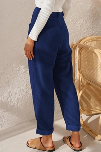 Detailansicht der dunkelblauen Cordhose mit hoher Taille, Rippstruktur und Beinumschlag