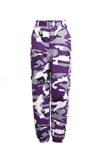 Dettaglio dei pantaloni cargo jogger mimetici viola con polsini elastici e tasche