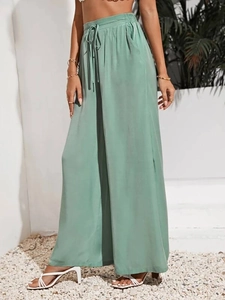 Dettaglio pantaloni a gamba larga a vita alta verde salvia con coulisse elastica