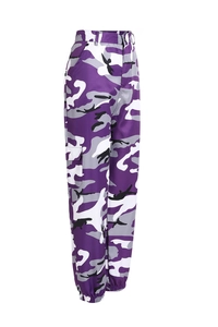 Dettaglio dei pantaloni cargo mimetici viola con tasche laterali e polsini elastici