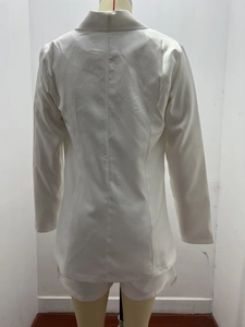 Vista posteriore di un completo bianco tre pezzi con cuciture del blazer e pantaloncini