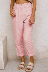 Detailansicht der rosa Cordhose mit hoher Taille, Falten vorne und umgeschlagenem Saum