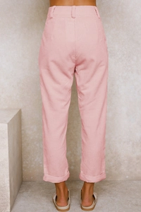 Detailansicht der rosa Cordhose mit hoher Taille, Rollsaum und geradem Beinschnitt