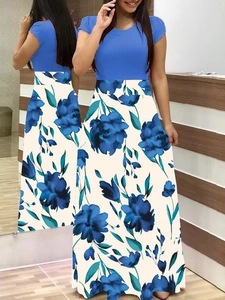 Détail de la robe longue à taille haute avec corsage bleu et grand imprimé floral chic