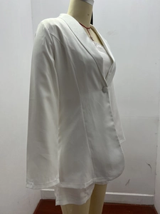 Dettaglio di un completo bianco tre pezzi con blazer monopetto e pantaloncini abbinati
